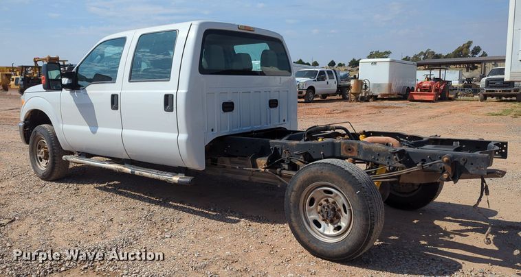 image for item MX9432 2015 Ford F350 Super Duty  Crew Cab pickup truck cab and chassis
