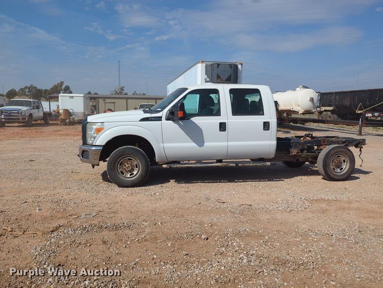 image for item MX9432 2015 Ford F350 Super Duty  Crew Cab pickup truck cab and chassis