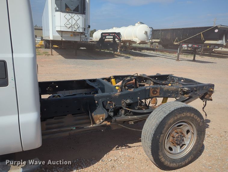 image for item MX9432 2015 Ford F350 Super Duty  Crew Cab pickup truck cab and chassis