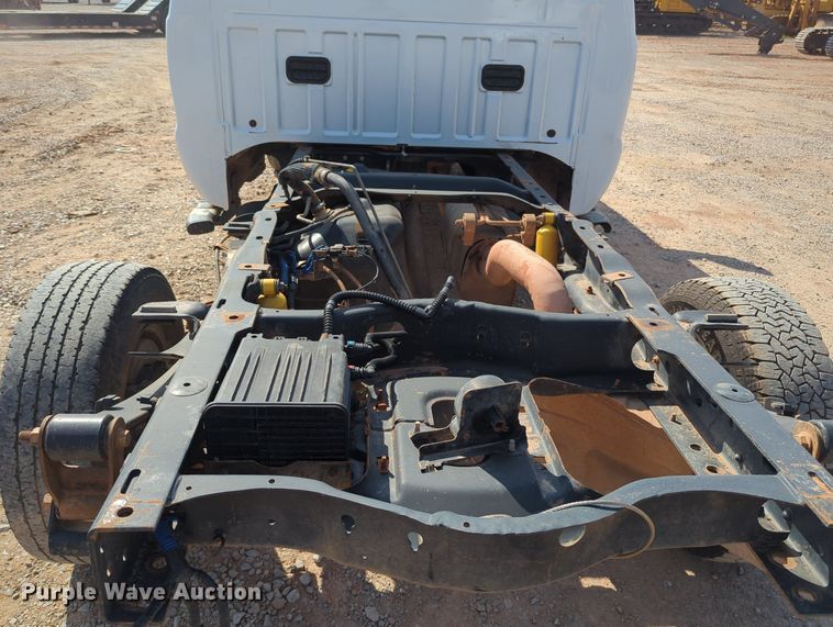 image for item MX9432 2015 Ford F350 Super Duty  Crew Cab pickup truck cab and chassis