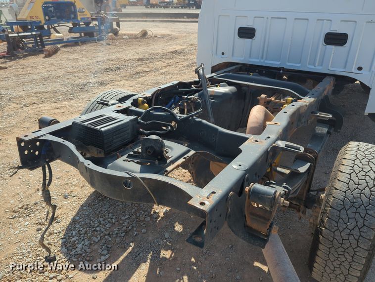 image for item MX9432 2015 Ford F350 Super Duty  Crew Cab pickup truck cab and chassis