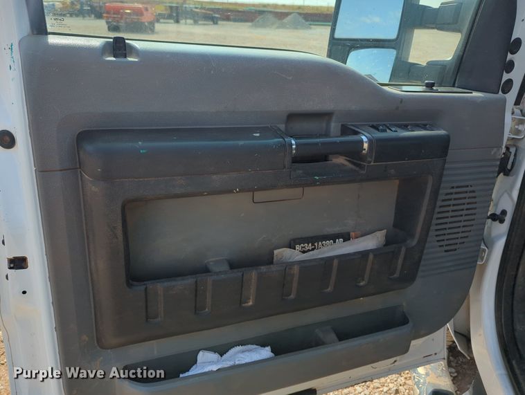 image for item MX9432 2015 Ford F350 Super Duty  Crew Cab pickup truck cab and chassis