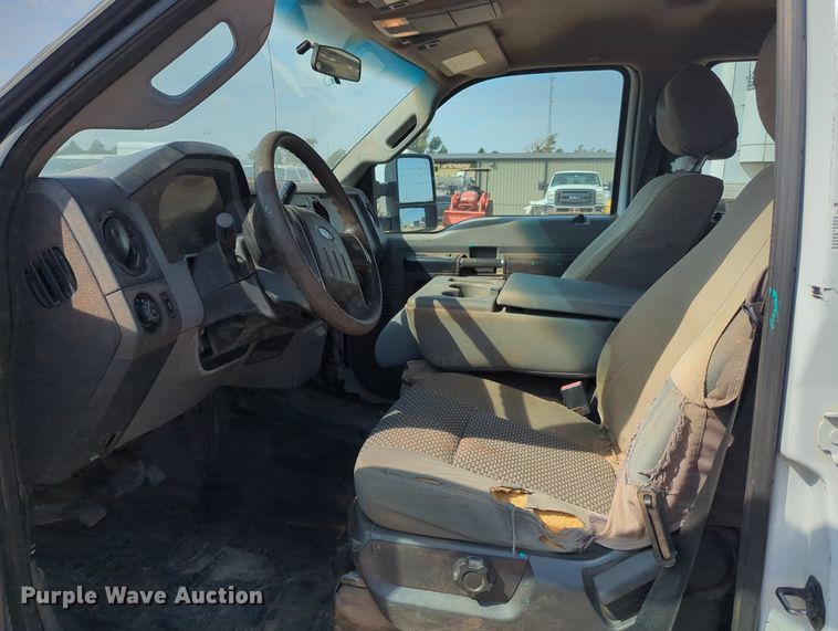 image for item MX9432 2015 Ford F350 Super Duty  Crew Cab pickup truck cab and chassis