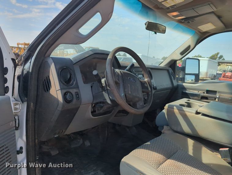 image for item MX9432 2015 Ford F350 Super Duty  Crew Cab pickup truck cab and chassis