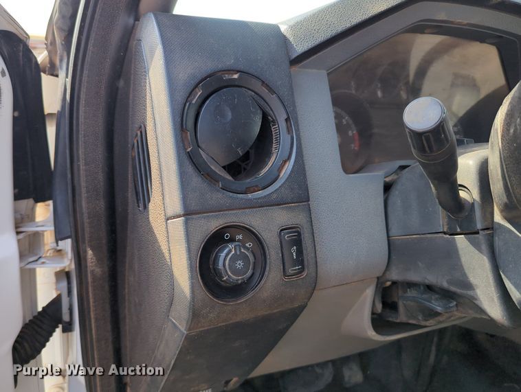 image for item MX9432 2015 Ford F350 Super Duty  Crew Cab pickup truck cab and chassis