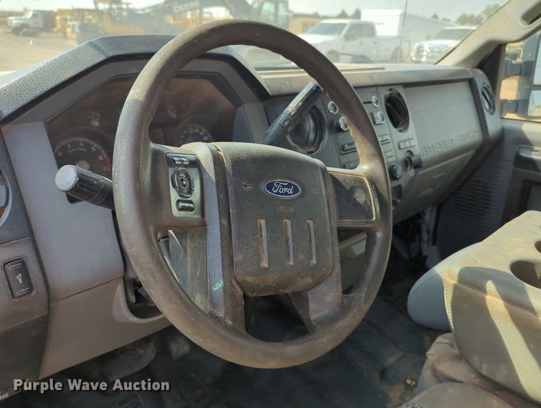 image for item MX9432 2015 Ford F350 Super Duty  Crew Cab pickup truck cab and chassis