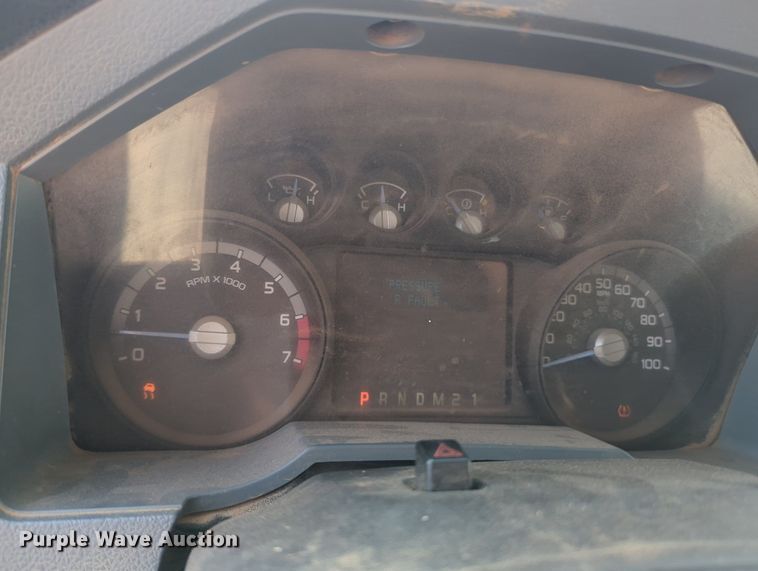 image for item MX9432 2015 Ford F350 Super Duty  Crew Cab pickup truck cab and chassis