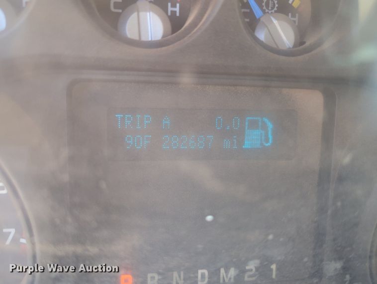 image for item MX9432 2015 Ford F350 Super Duty  Crew Cab pickup truck cab and chassis