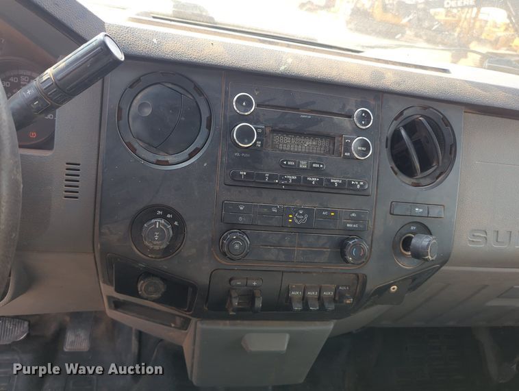 image for item MX9432 2015 Ford F350 Super Duty  Crew Cab pickup truck cab and chassis