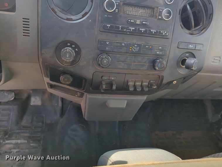 image for item MX9432 2015 Ford F350 Super Duty  Crew Cab pickup truck cab and chassis