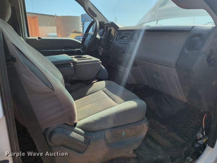 image for item MX9432 2015 Ford F350 Super Duty  Crew Cab pickup truck cab and chassis