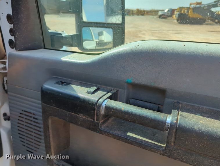 image for item MX9432 2015 Ford F350 Super Duty  Crew Cab pickup truck cab and chassis