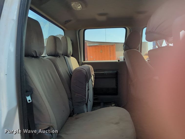 image for item MX9432 2015 Ford F350 Super Duty  Crew Cab pickup truck cab and chassis