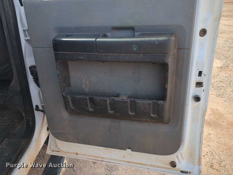 image for item MX9432 2015 Ford F350 Super Duty  Crew Cab pickup truck cab and chassis