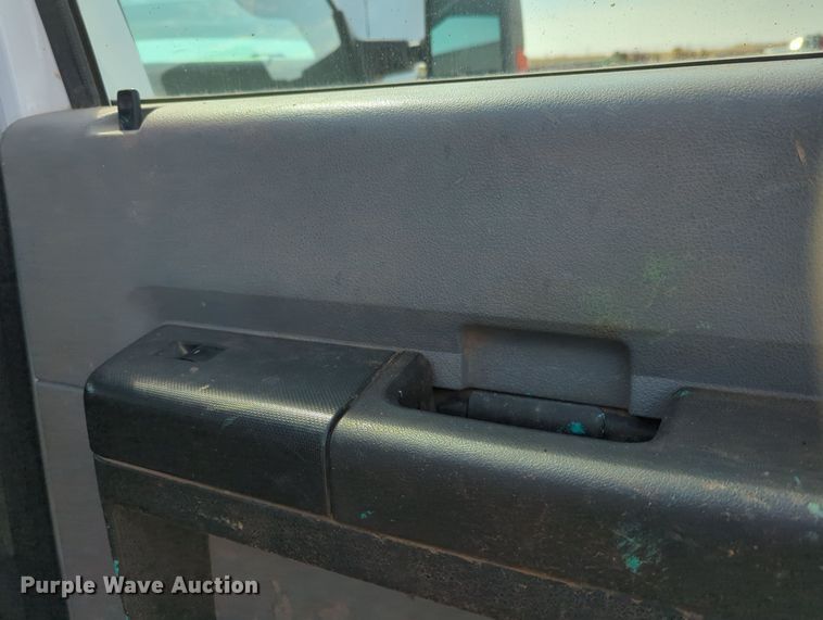 image for item MX9432 2015 Ford F350 Super Duty  Crew Cab pickup truck cab and chassis