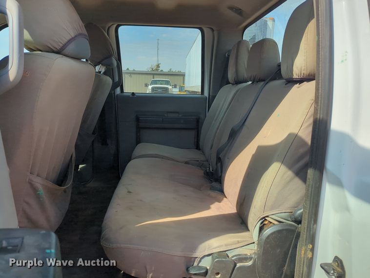 image for item MX9432 2015 Ford F350 Super Duty  Crew Cab pickup truck cab and chassis