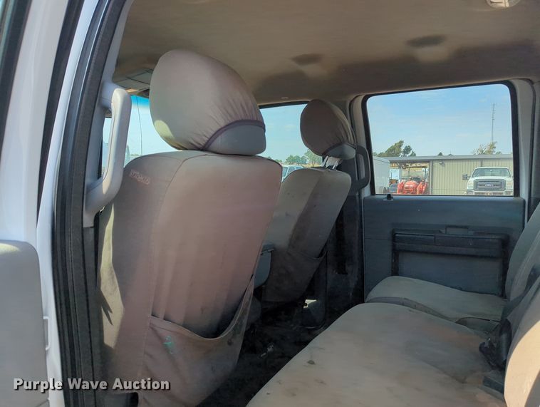 image for item MX9432 2015 Ford F350 Super Duty  Crew Cab pickup truck cab and chassis