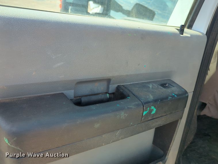 image for item MX9432 2015 Ford F350 Super Duty  Crew Cab pickup truck cab and chassis