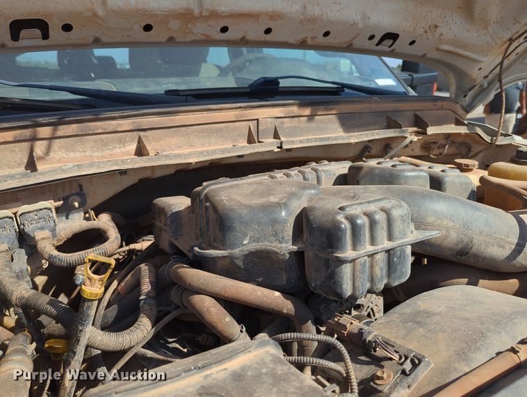 image for item MX9432 2015 Ford F350 Super Duty  Crew Cab pickup truck cab and chassis