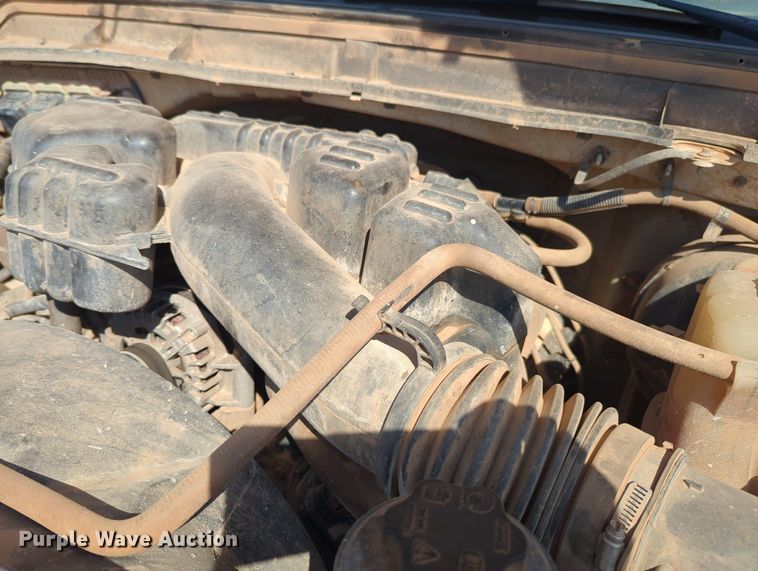 image for item MX9432 2015 Ford F350 Super Duty  Crew Cab pickup truck cab and chassis