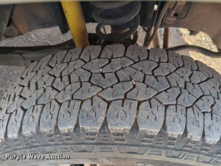 image for item MX9432 2015 Ford F350 Super Duty  Crew Cab pickup truck cab and chassis