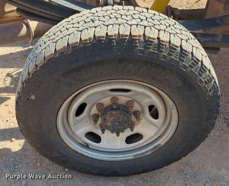 image for item MX9432 2015 Ford F350 Super Duty  Crew Cab pickup truck cab and chassis