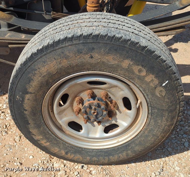 image for item MX9432 2015 Ford F350 Super Duty  Crew Cab pickup truck cab and chassis