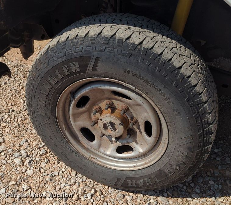 image for item MX9432 2015 Ford F350 Super Duty  Crew Cab pickup truck cab and chassis