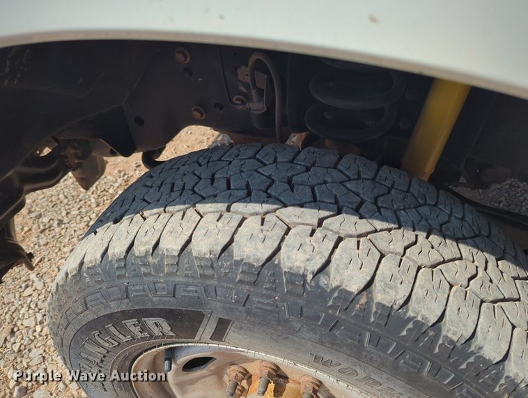 image for item MX9432 2015 Ford F350 Super Duty  Crew Cab pickup truck cab and chassis