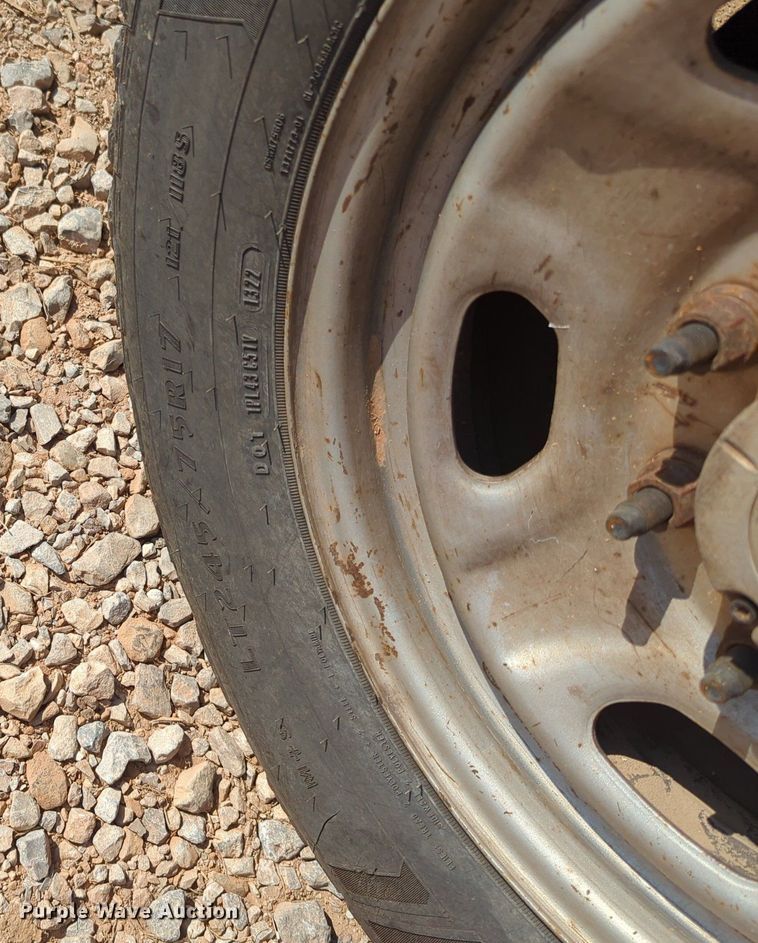 image for item MX9432 2015 Ford F350 Super Duty  Crew Cab pickup truck cab and chassis