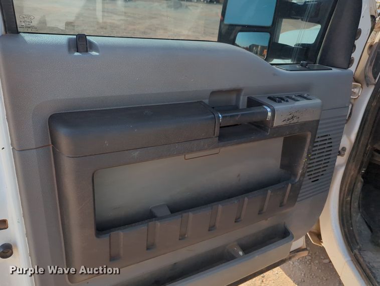 image for item MX9433 2015 Ford F250 Super Duty  Crew Cab flatbed pickup truck