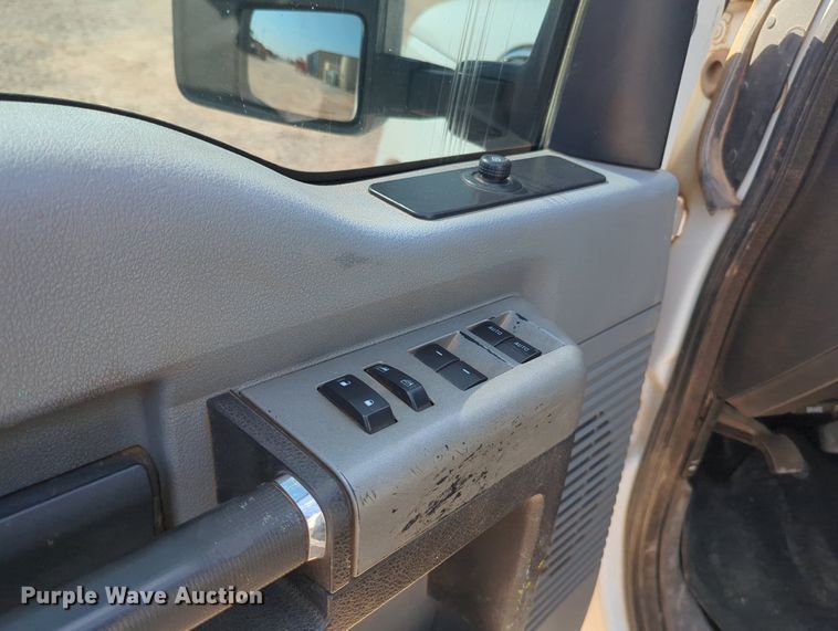 image for item MX9433 2015 Ford F250 Super Duty  Crew Cab flatbed pickup truck