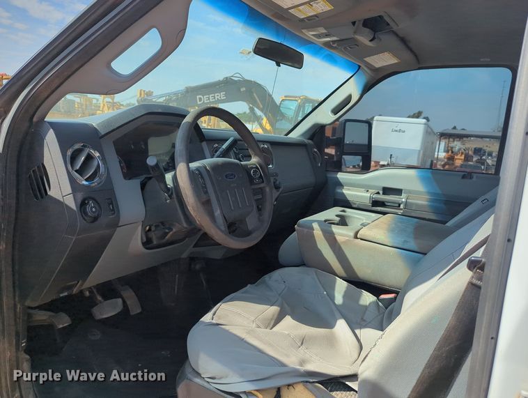 image for item MX9433 2015 Ford F250 Super Duty  Crew Cab flatbed pickup truck