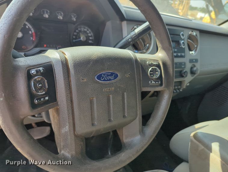 image for item MX9433 2015 Ford F250 Super Duty  Crew Cab flatbed pickup truck