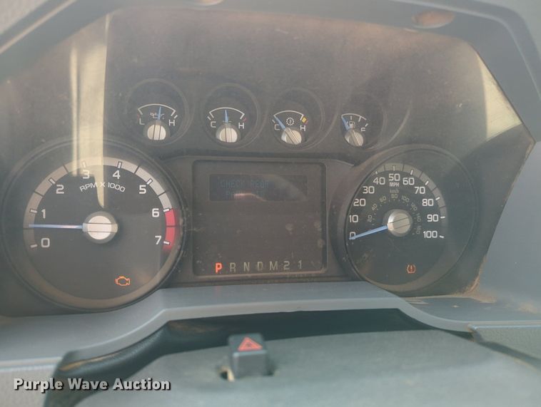 image for item MX9433 2015 Ford F250 Super Duty  Crew Cab flatbed pickup truck