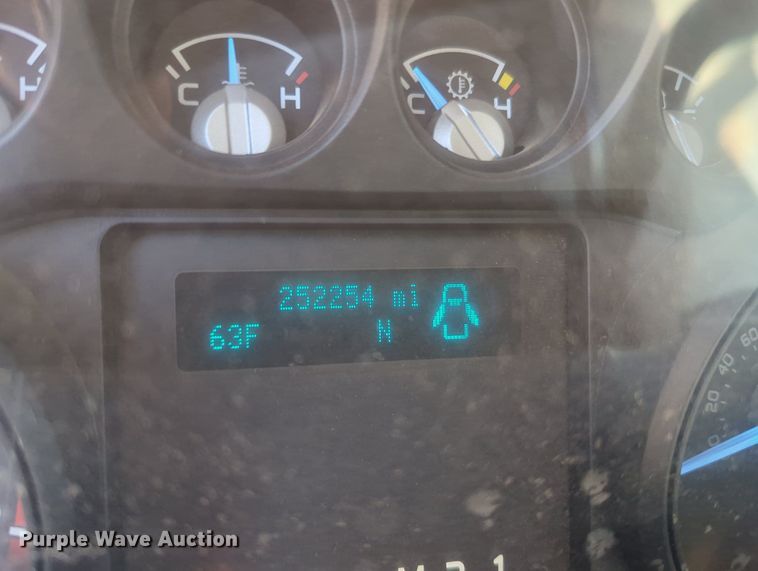 image for item MX9433 2015 Ford F250 Super Duty  Crew Cab flatbed pickup truck