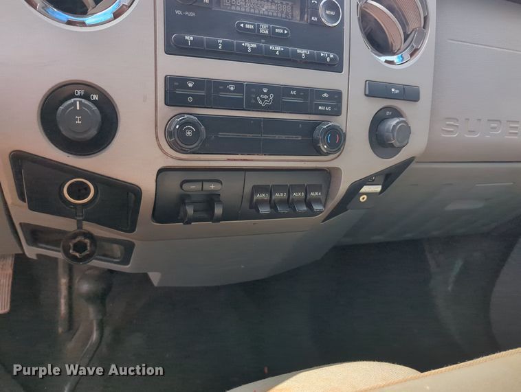 image for item MX9433 2015 Ford F250 Super Duty  Crew Cab flatbed pickup truck