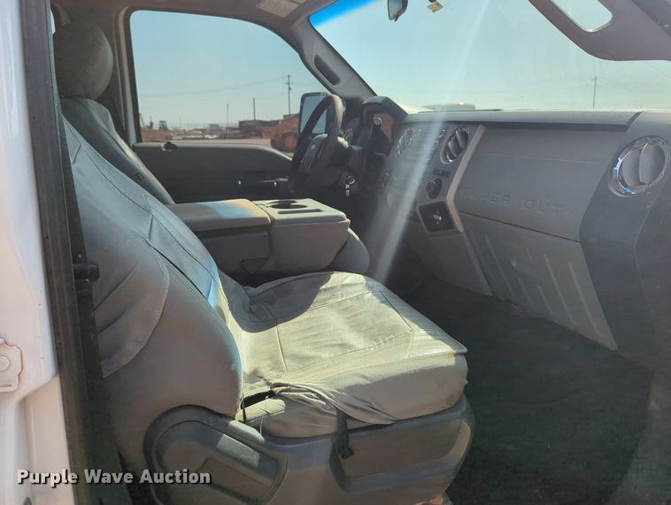 image for item MX9433 2015 Ford F250 Super Duty  Crew Cab flatbed pickup truck