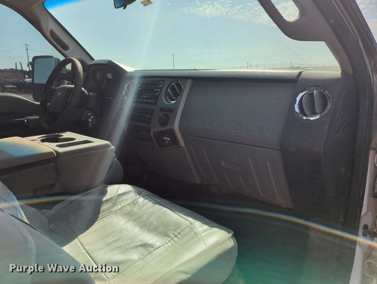 image for item MX9433 2015 Ford F250 Super Duty  Crew Cab flatbed pickup truck