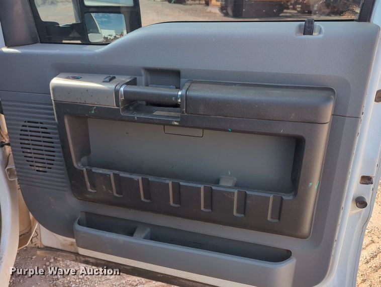 image for item MX9433 2015 Ford F250 Super Duty  Crew Cab flatbed pickup truck