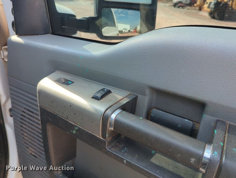 image for item MX9433 2015 Ford F250 Super Duty  Crew Cab flatbed pickup truck