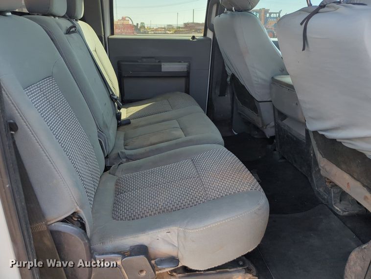 image for item MX9433 2015 Ford F250 Super Duty  Crew Cab flatbed pickup truck