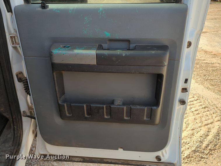 image for item MX9433 2015 Ford F250 Super Duty  Crew Cab flatbed pickup truck