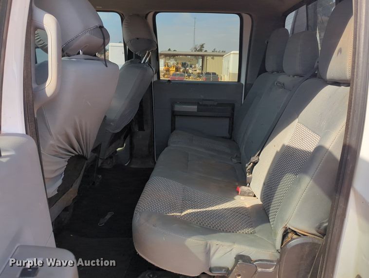 image for item MX9433 2015 Ford F250 Super Duty  Crew Cab flatbed pickup truck