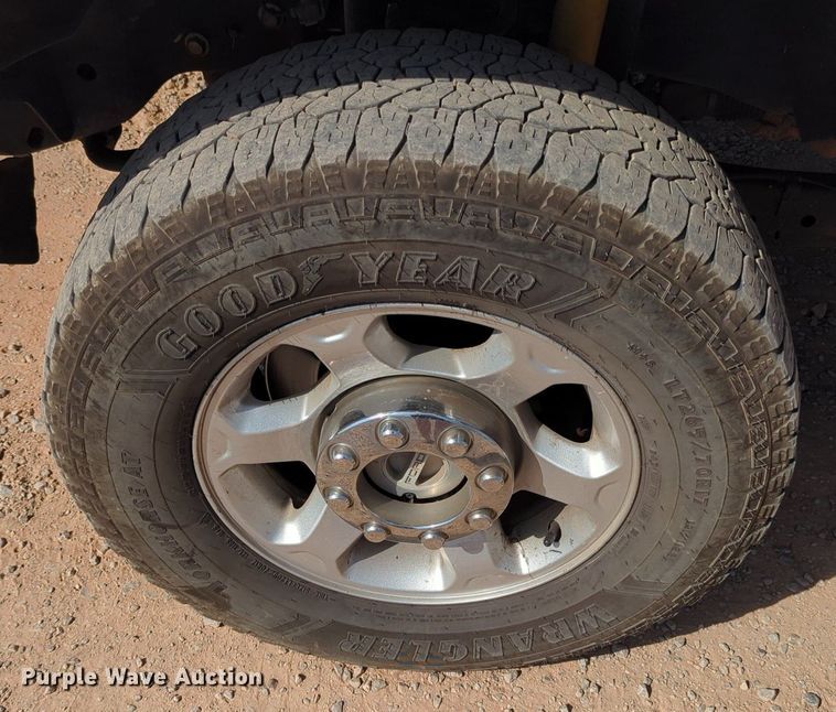 image for item MX9433 2015 Ford F250 Super Duty  Crew Cab flatbed pickup truck