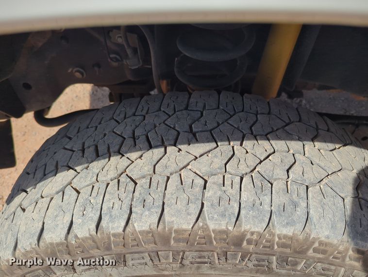 image for item MX9433 2015 Ford F250 Super Duty  Crew Cab flatbed pickup truck