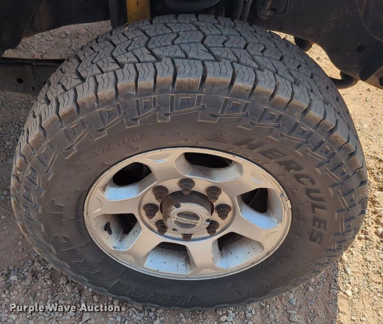 image for item MX9433 2015 Ford F250 Super Duty  Crew Cab flatbed pickup truck