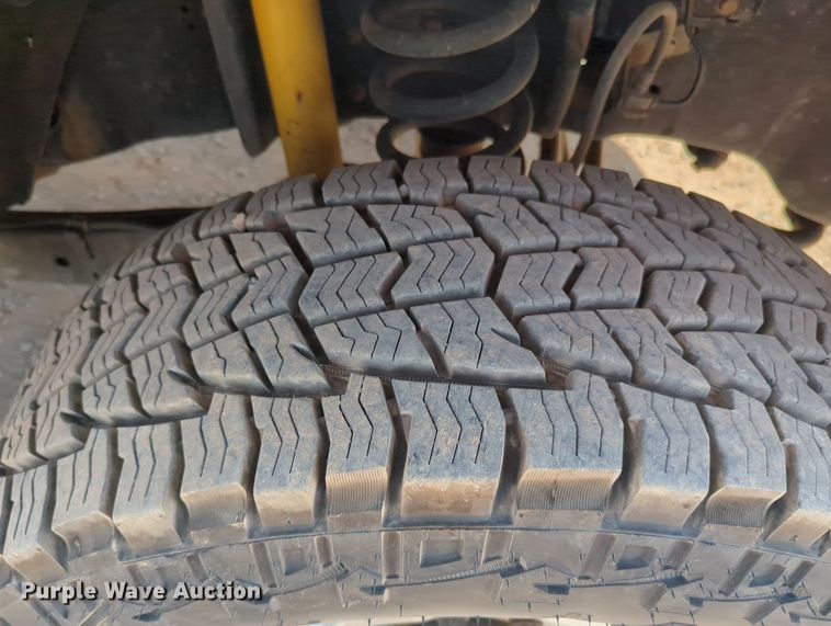 image for item MX9433 2015 Ford F250 Super Duty  Crew Cab flatbed pickup truck