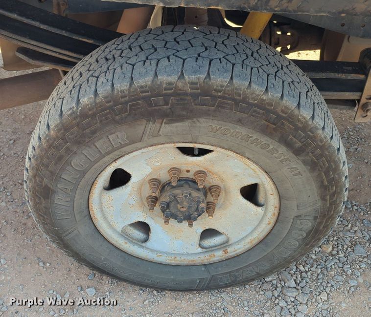 image for item MX9433 2015 Ford F250 Super Duty  Crew Cab flatbed pickup truck