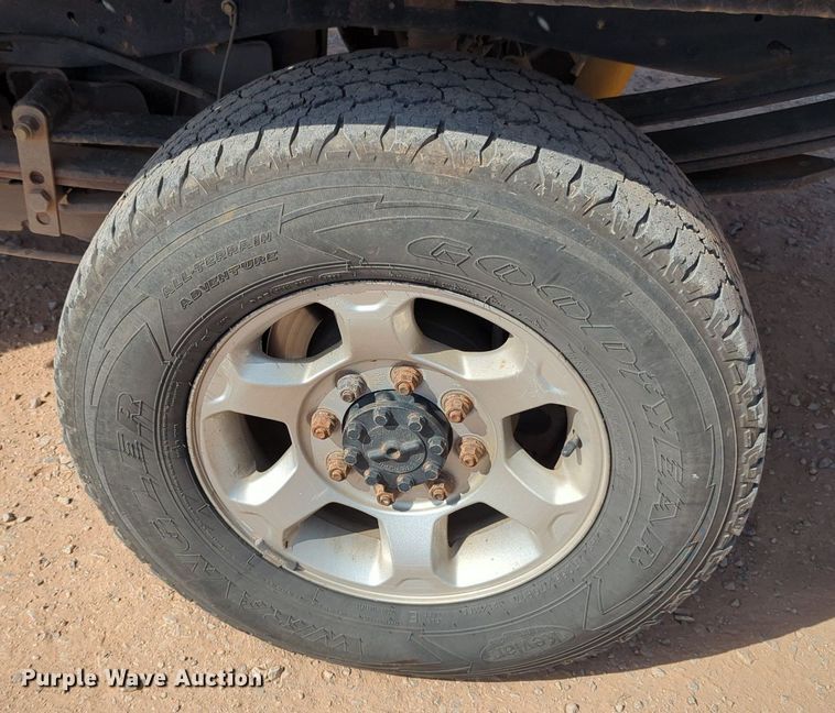 image for item MX9433 2015 Ford F250 Super Duty  Crew Cab flatbed pickup truck